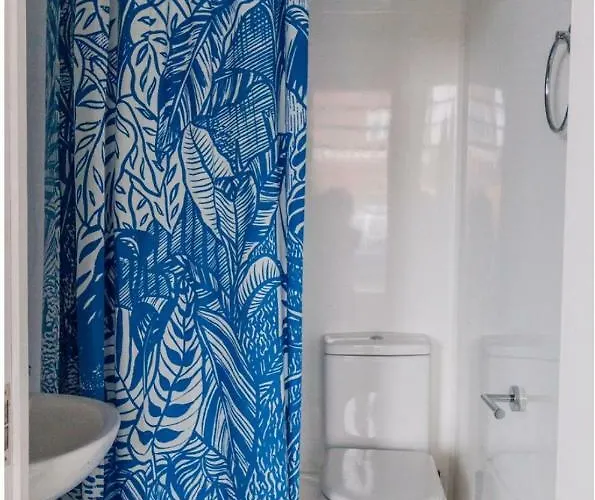 Towed Town Хостел *