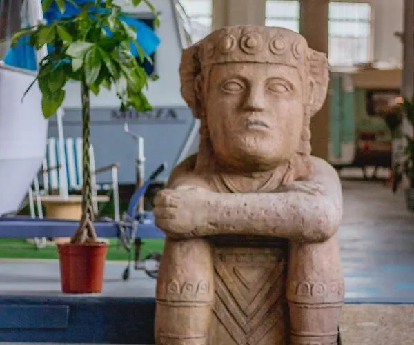 Towed Town Хостел *