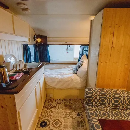 Towed Town Хостел *